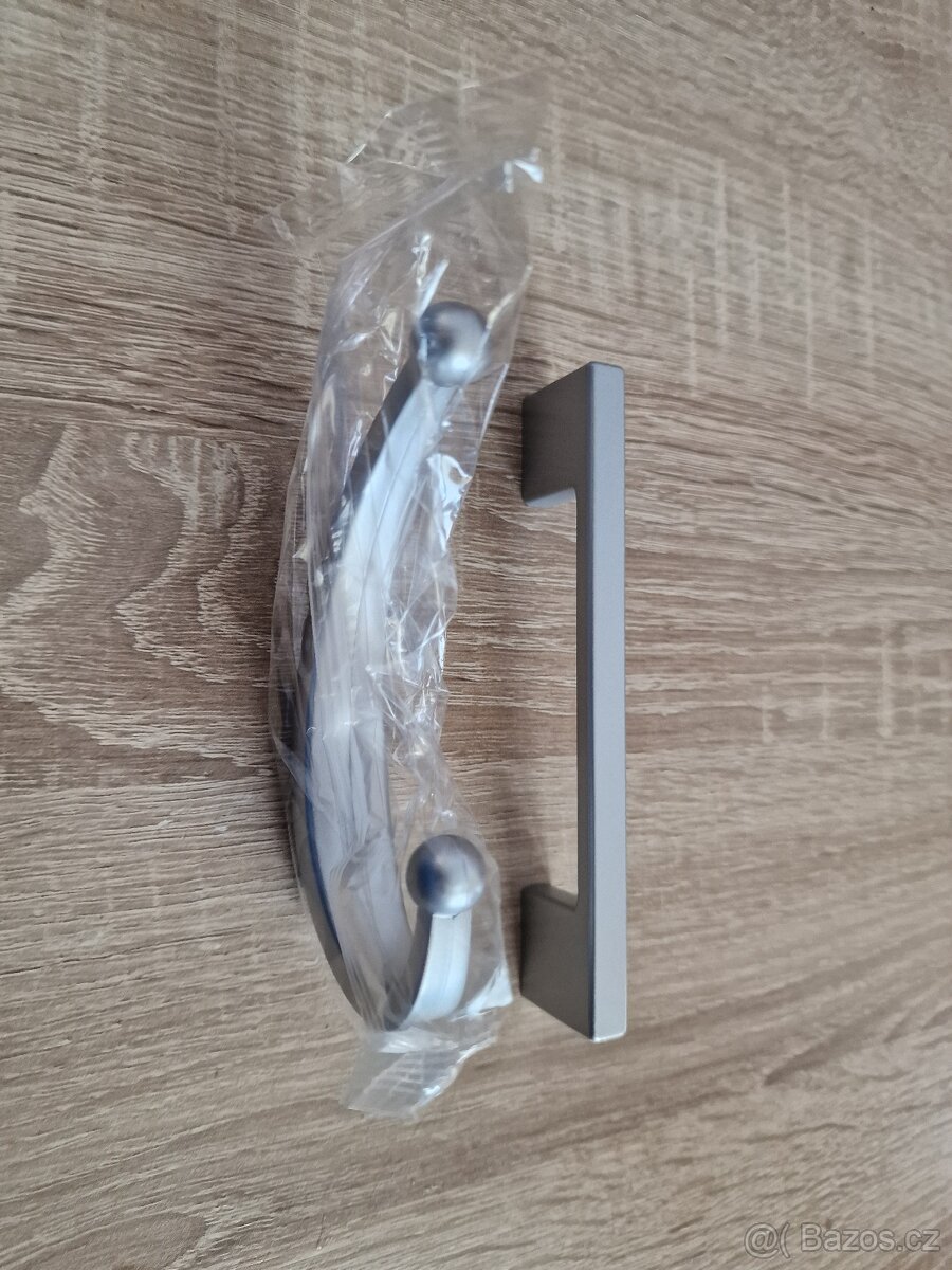 Sada úchytek a věšáků - 2