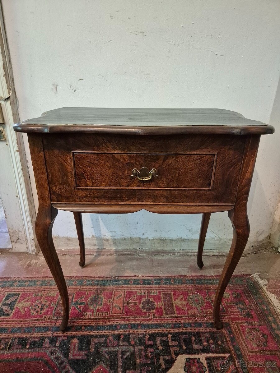 Starožitný odkládací stolek se šuplíkem ve stylu Chippendale - 2