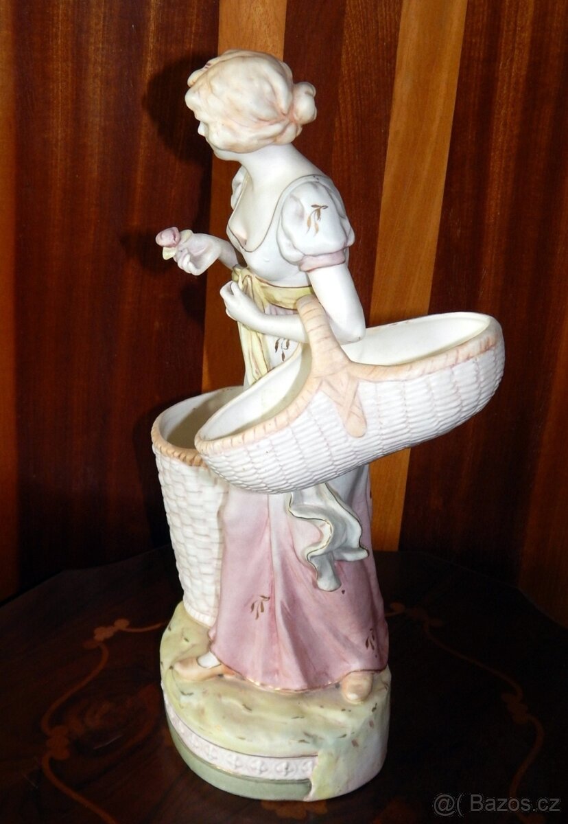 Porcelánová figurina Royal Dux „Žena s košíky“ - 2