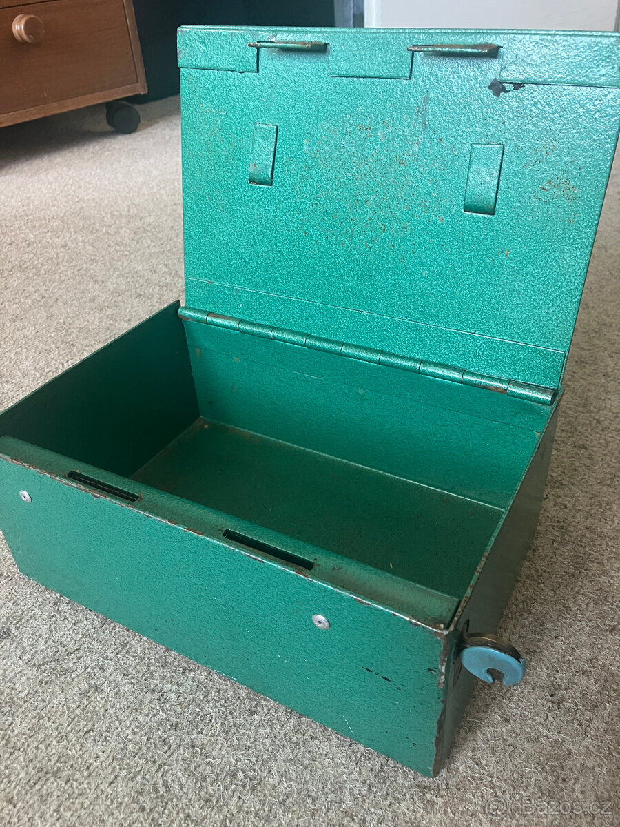 Starý malý trezor - pokladna - 2