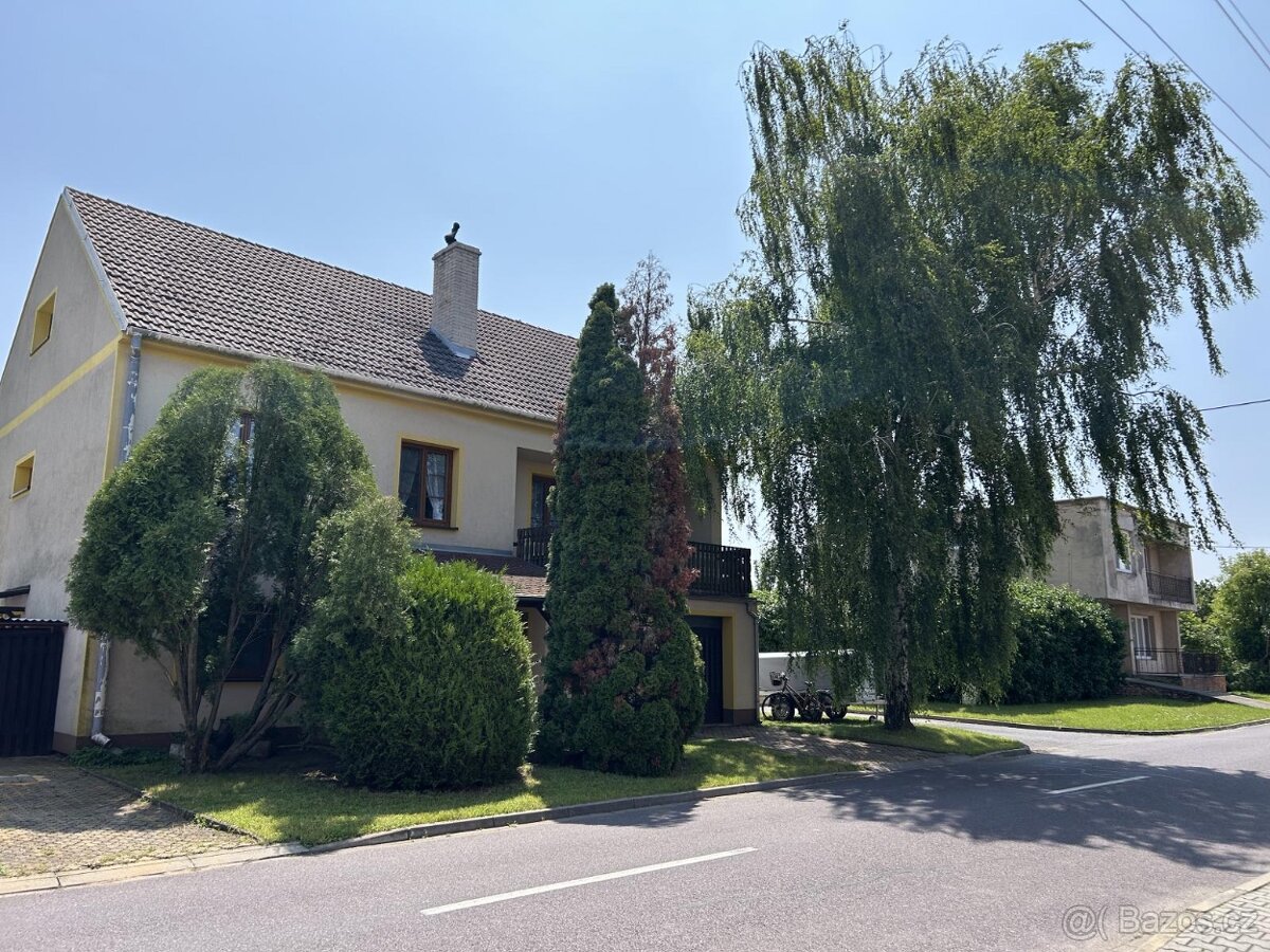 Nabízíme prodej rvícegeneračního domu v obci Jevišovka - 2