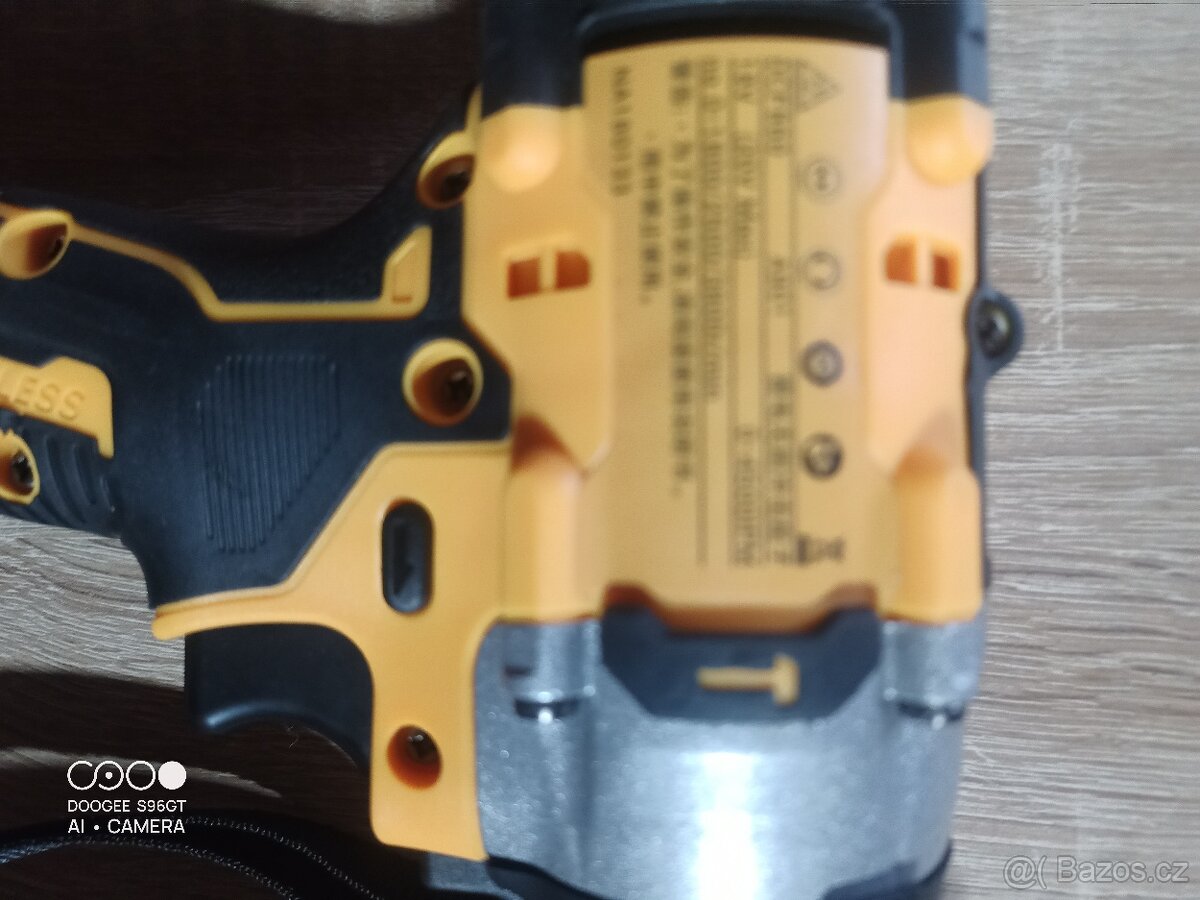 DEWALT rázový utahovák Aku - 2