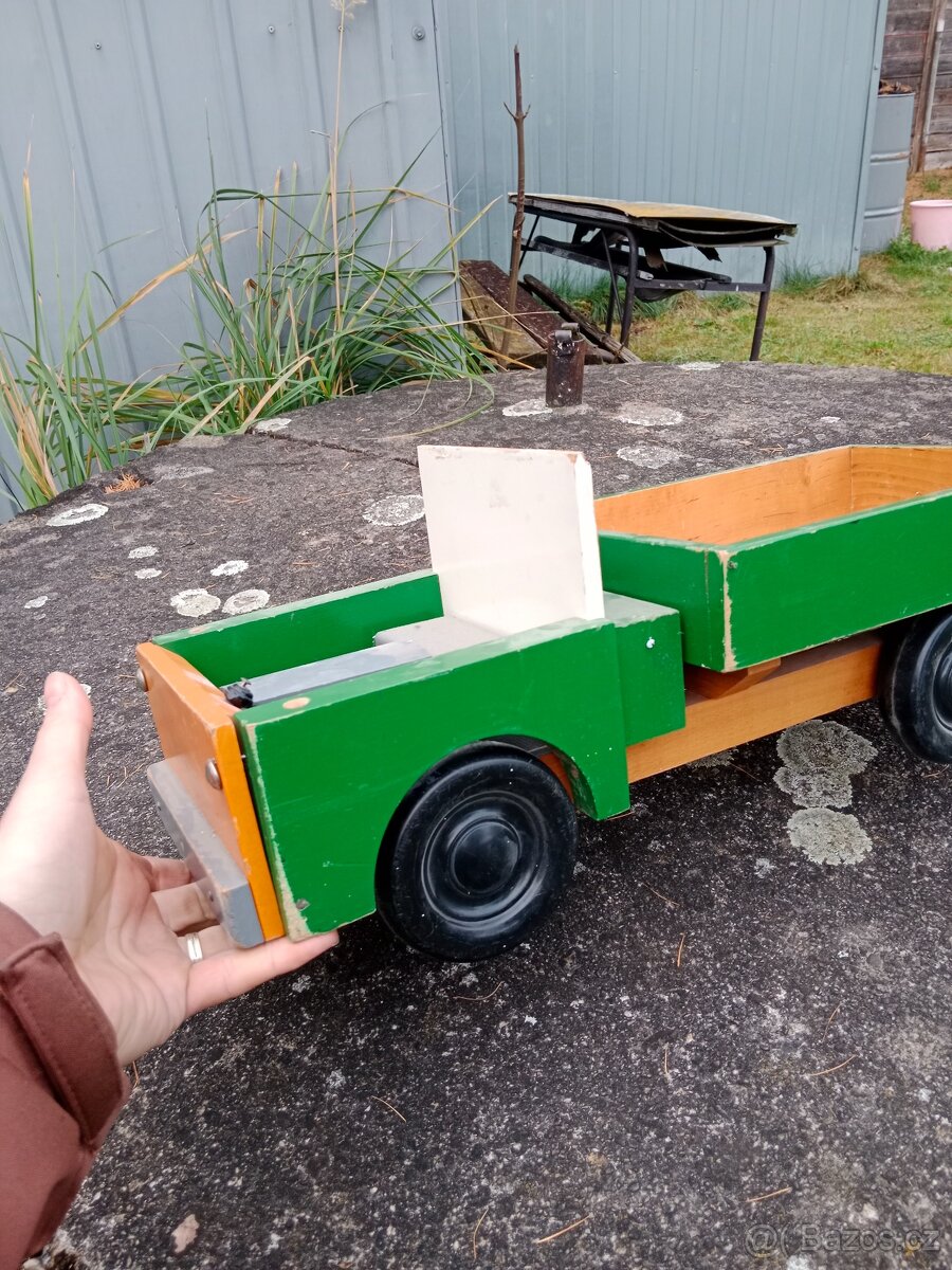 Veliké dřevěné auto - 2