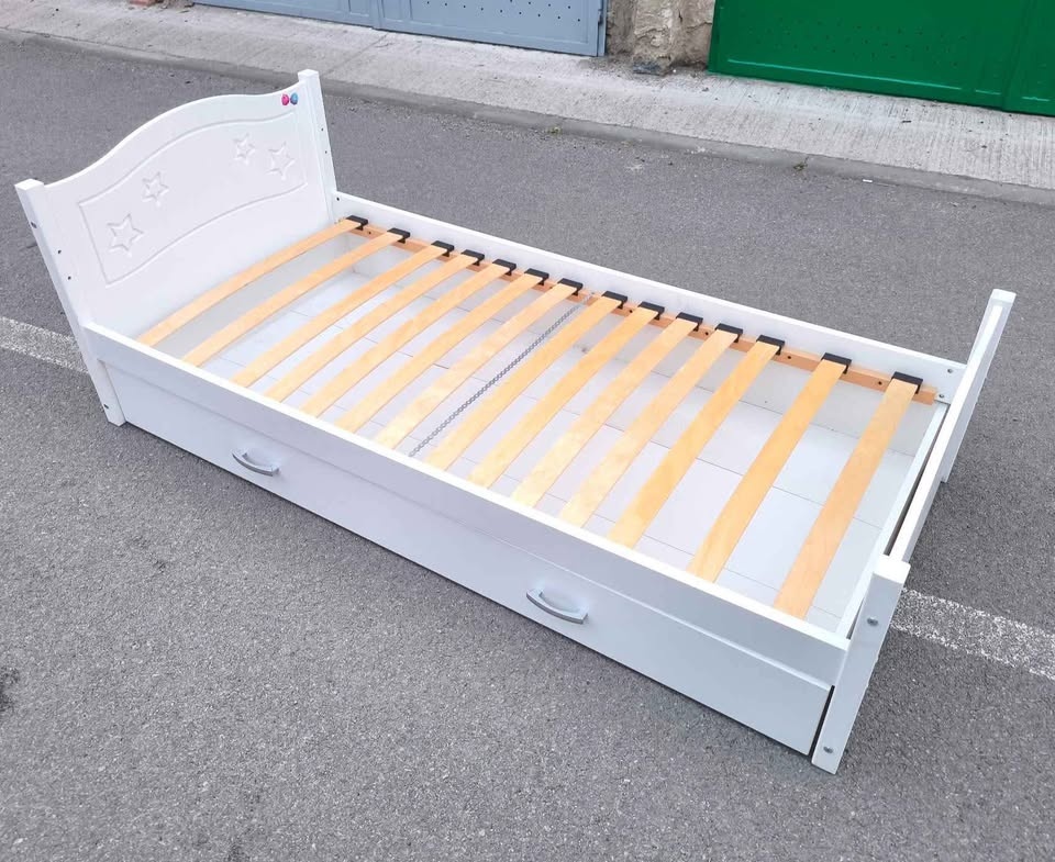 DOVOZ MOŽNÝ bílá postel dětská s hvězdičkami, se suplikem. - 2