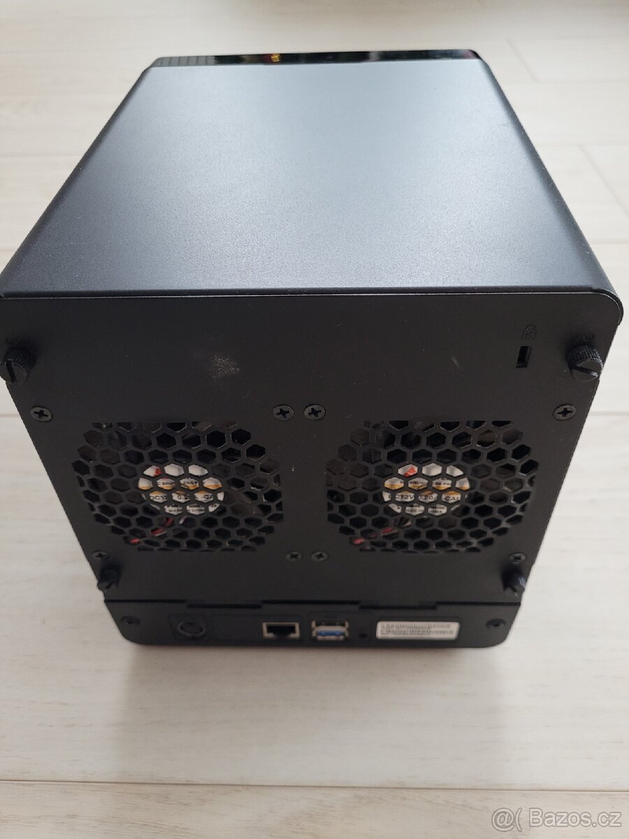 NAS Synology DS414j bez HDD - 2