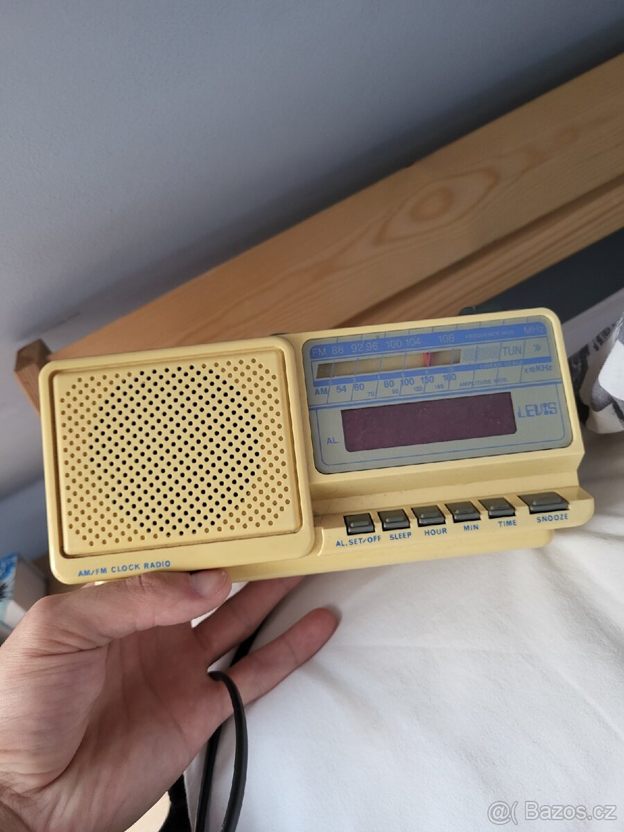 Starý budík s rádiem - 2