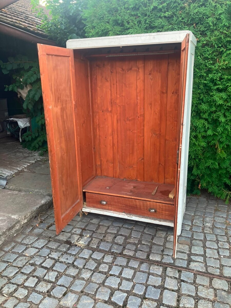 Šatní skříň k renovaci - 2