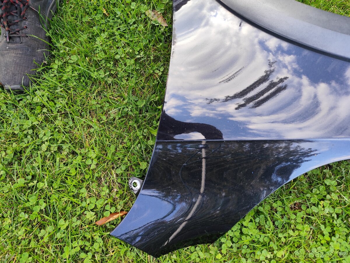 Octavia 3 face Scout levý blatník černá met - 2