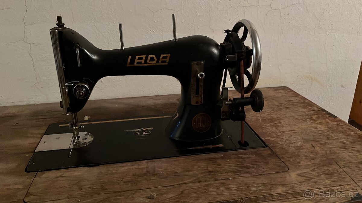 Starý šicí stroj Lada - 2