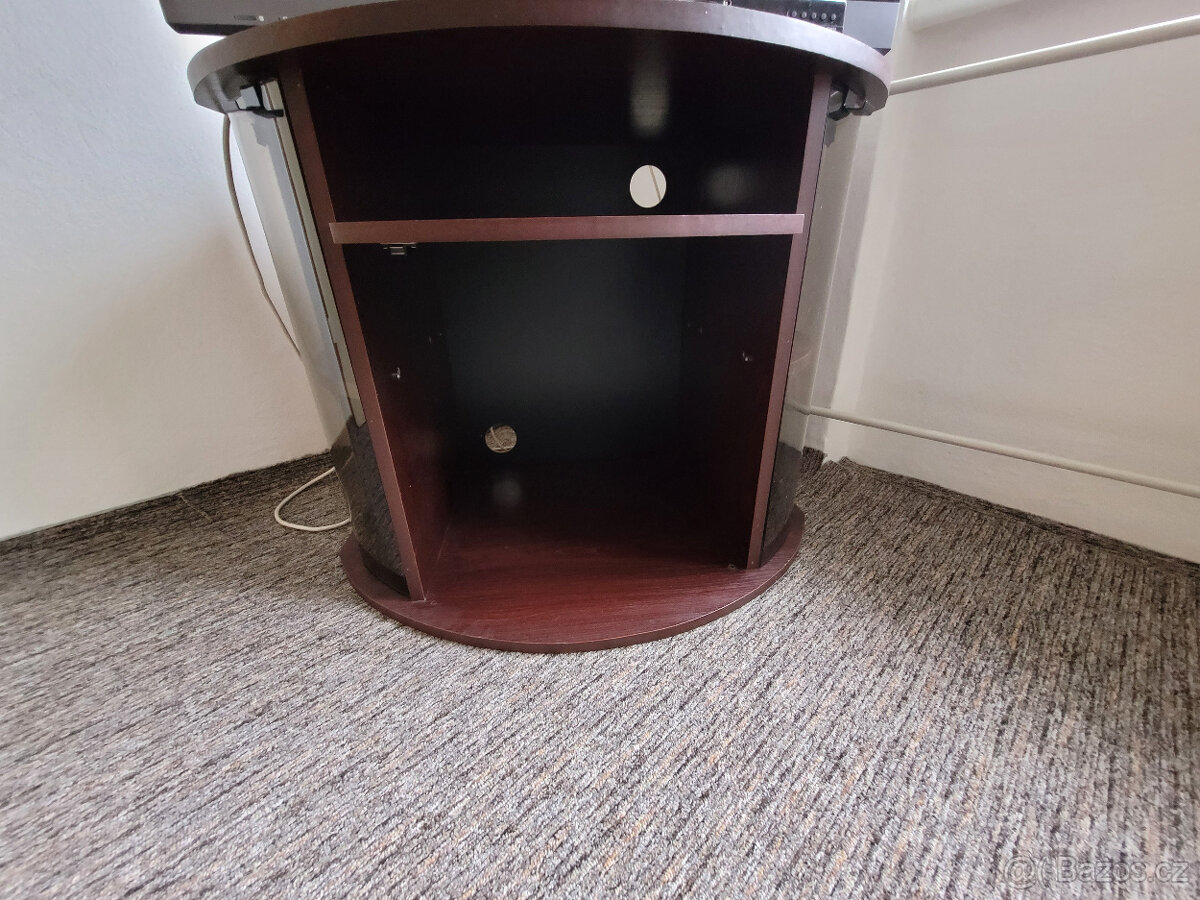 TV stolek s policemi a otvory na kabeláž - 2