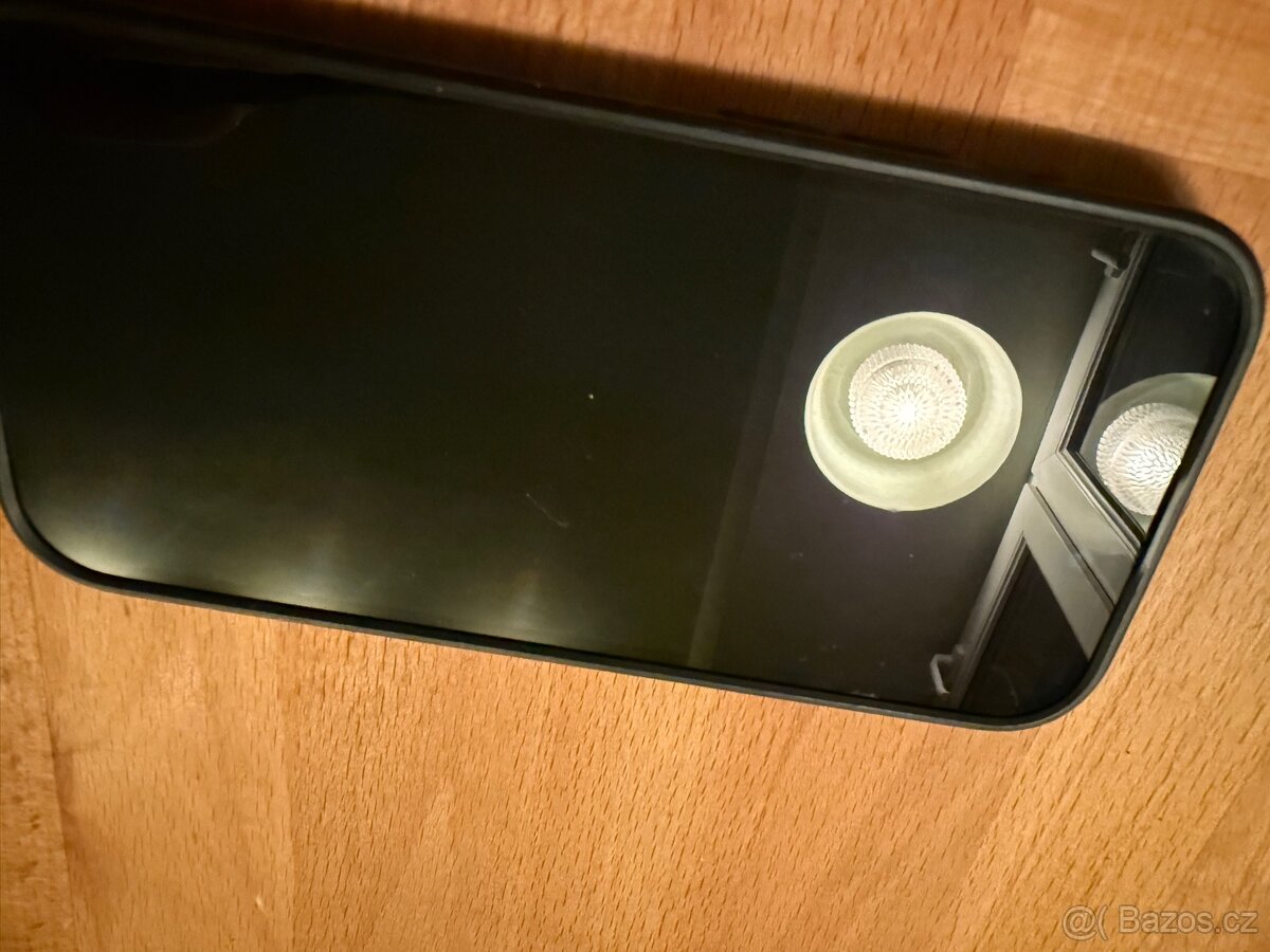 Iphone 14 Pro vc obalu a dratovych skuchatek - 2