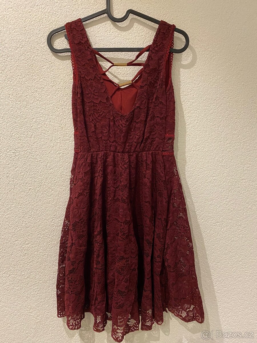 Vínové krajkové šaty - 2