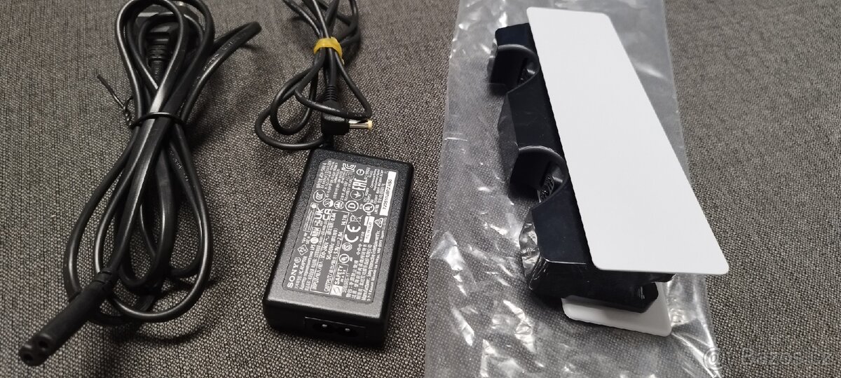 nabíjecí stanice ovladačů PS5 - 2