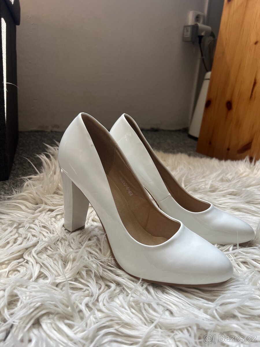 Bílé boty na podpadku - 2