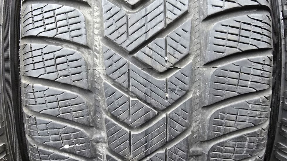 Zimní pneu 235/60/18 Pirelli - 2