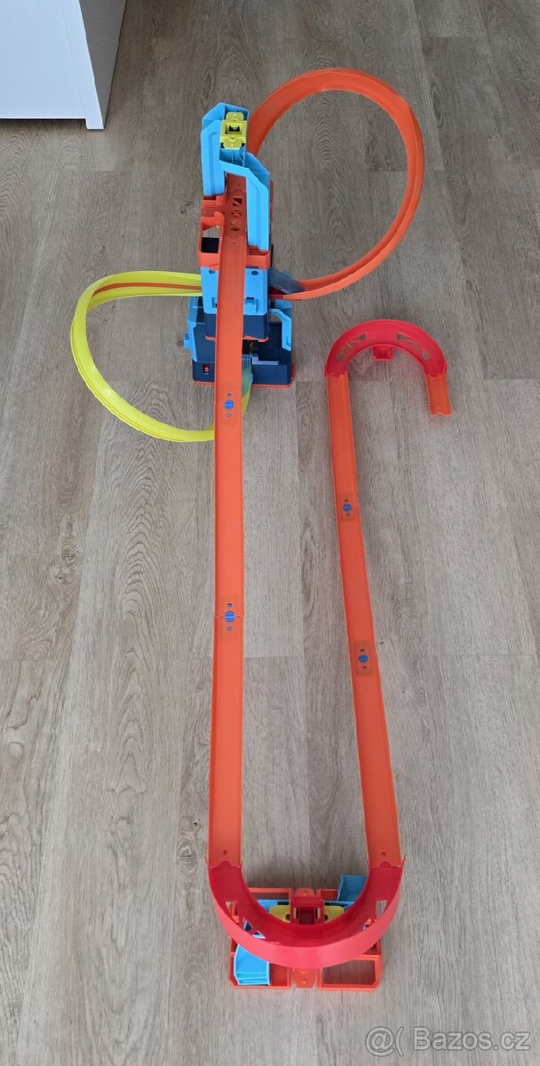 HotWheels autodráha + garáž + doplňky - 2