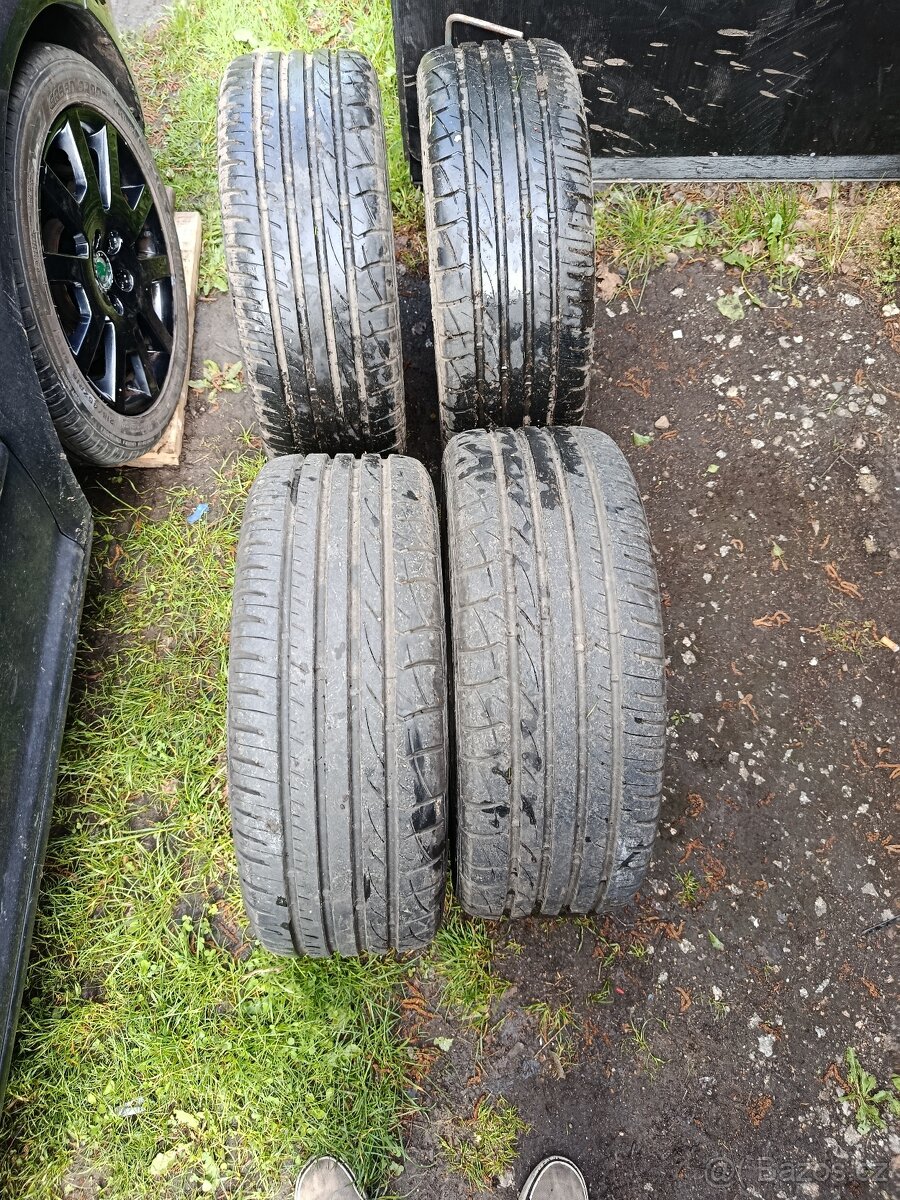 225/45/17 - 2