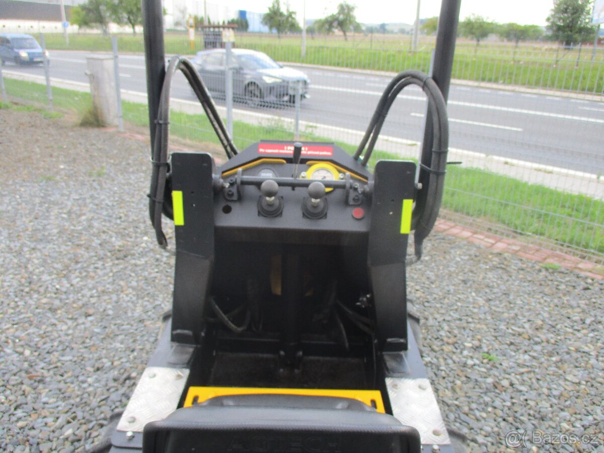 Mininakladač smykový 4x4 N 520 - 2