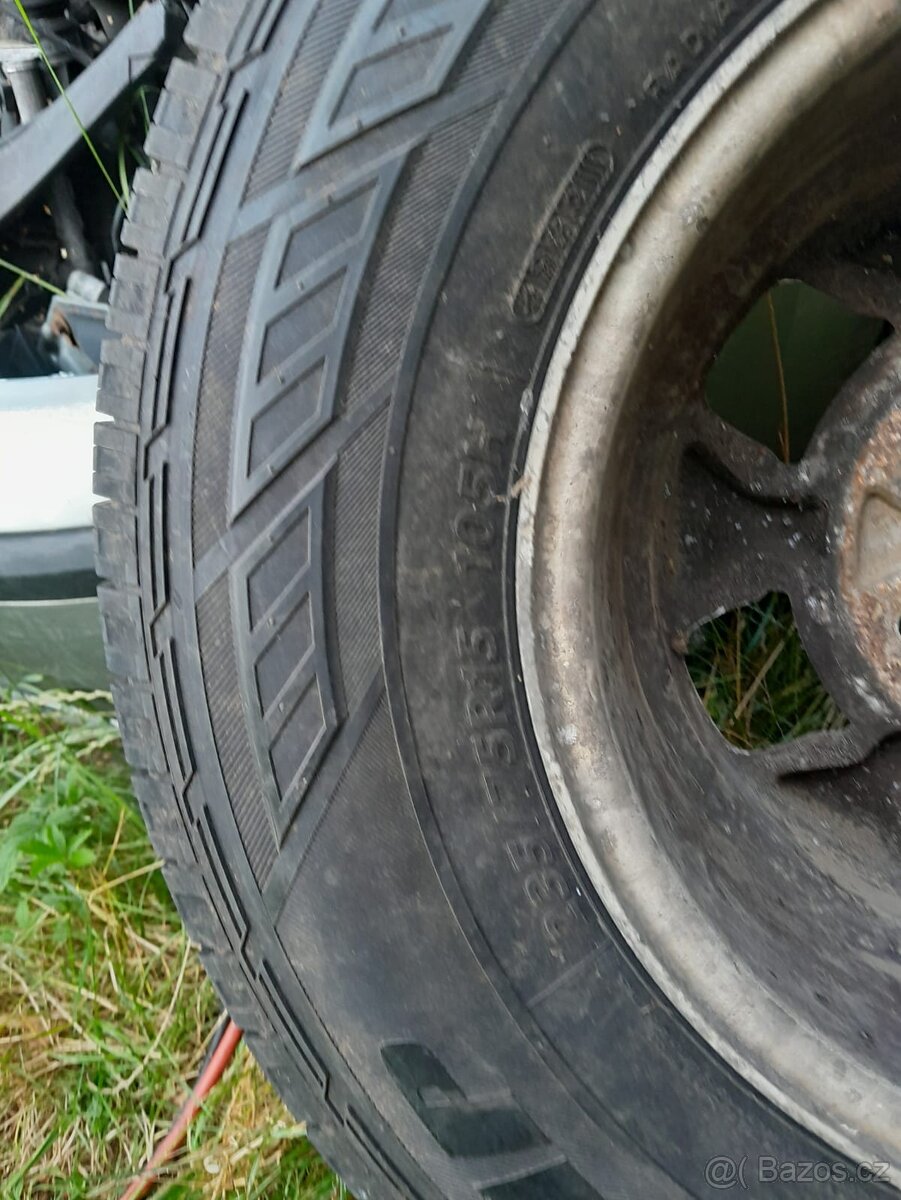 Offroad 4x pneu 235x75x15 včetně ALU disku