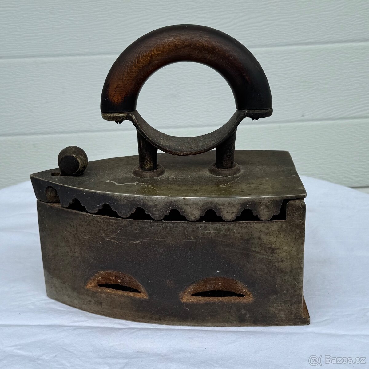 Stará litinová žehlička s koulí - 2