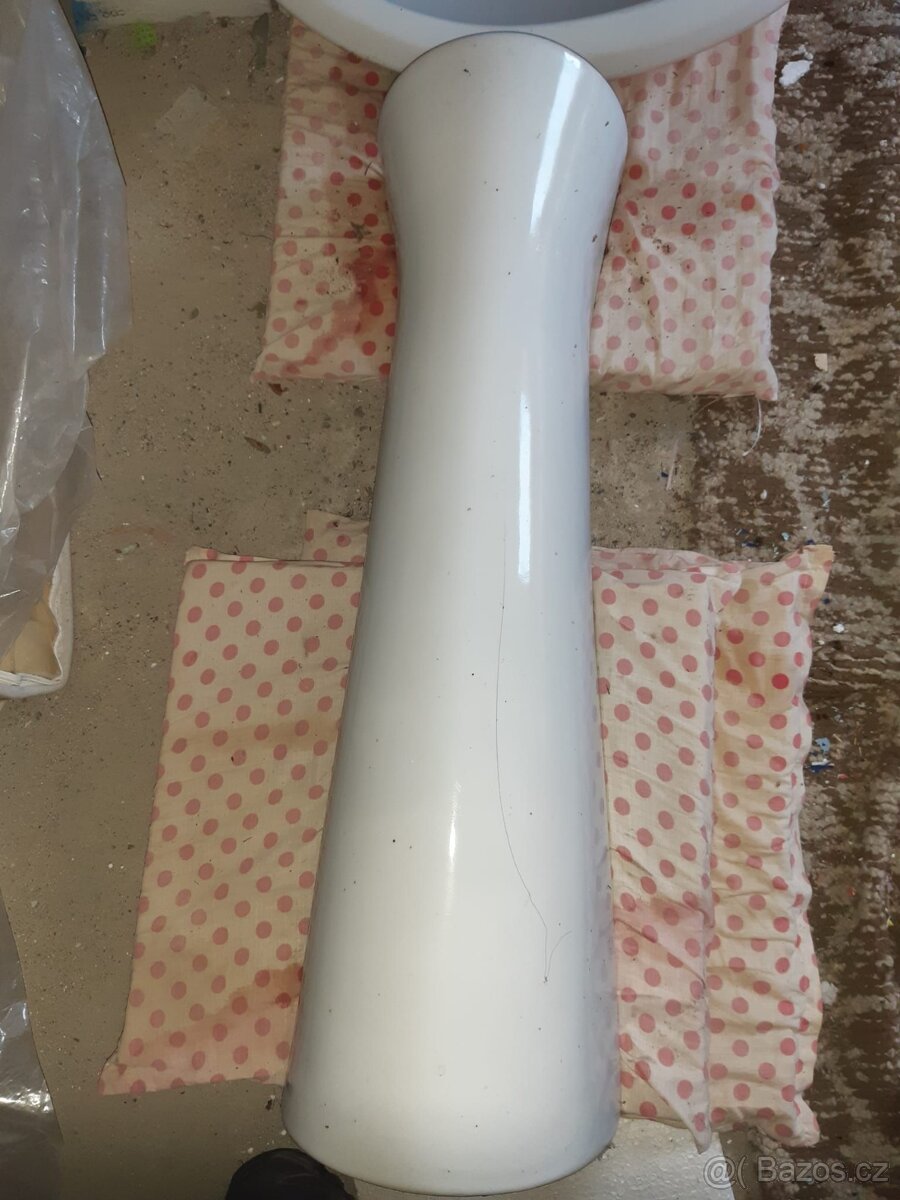 Umývadlo - 1x, sloup k umývadlu - 1x. Nepoužité - 2