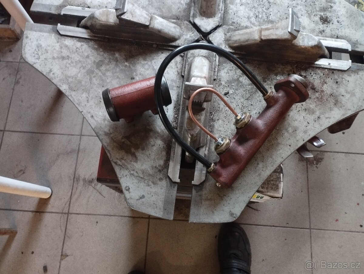 Hlavni válec brzd a váleček novy - 2