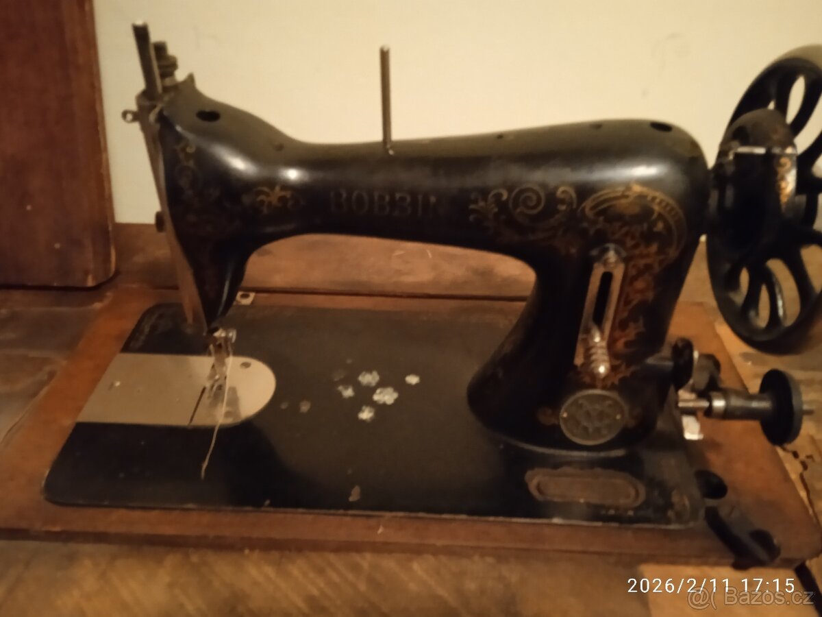 Starý šicí stroj - 2