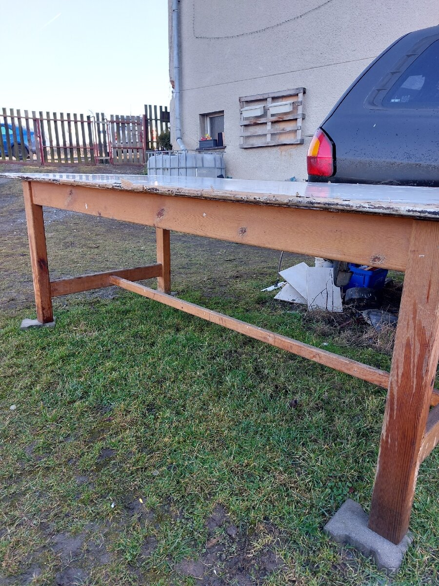 Masivní, těžký stůl - 2