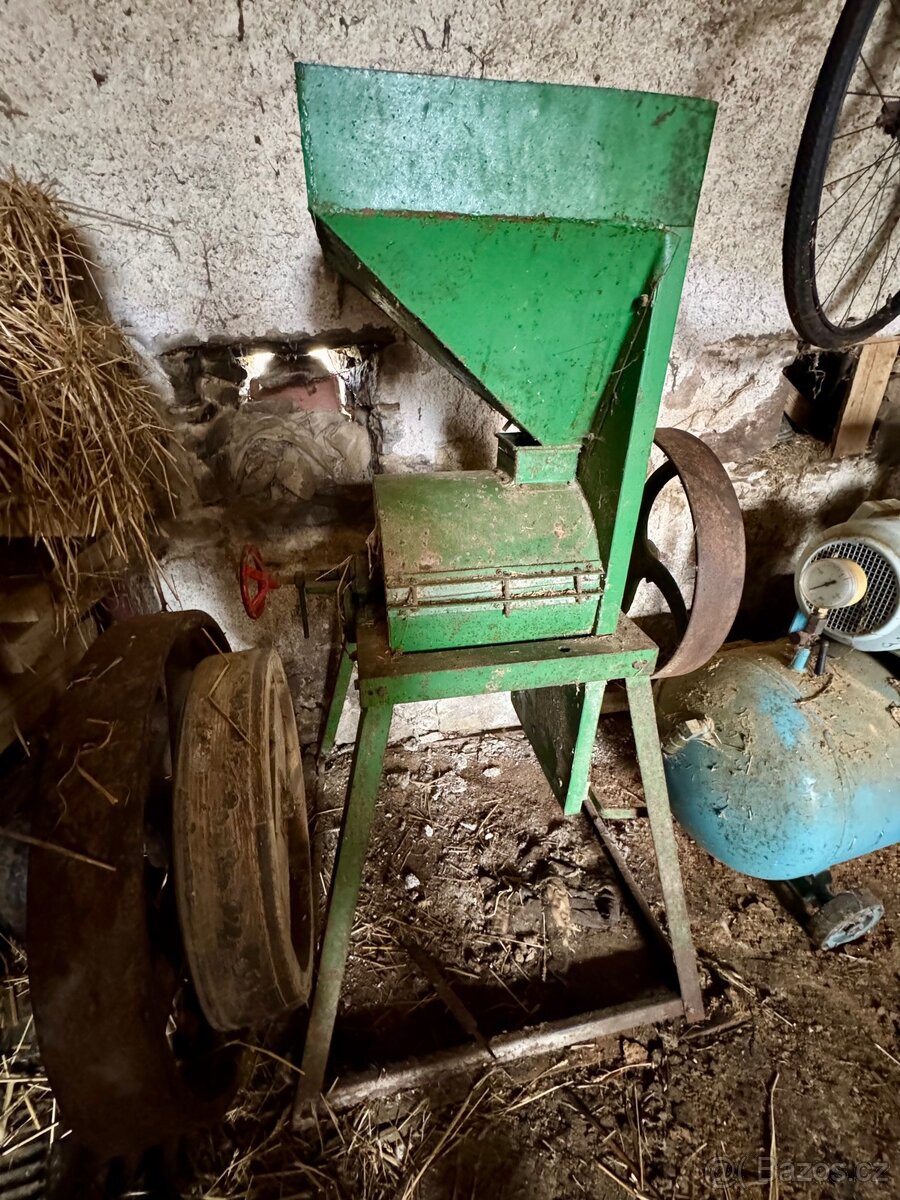 Šrotovník na obilí s motorem - 2
