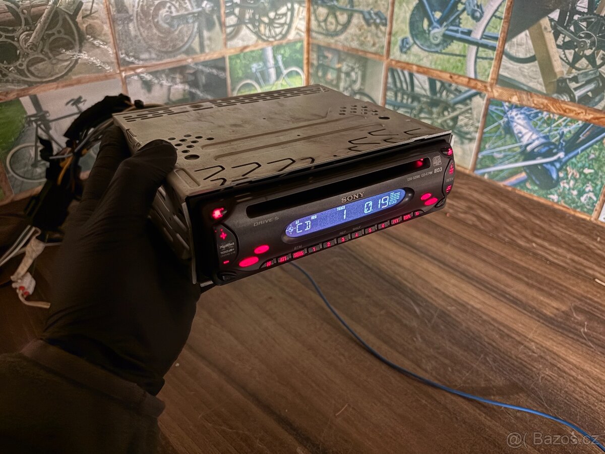 SONY CDX-S2000–Veterán - GOLF, Audi, červené podsvícení, - 2