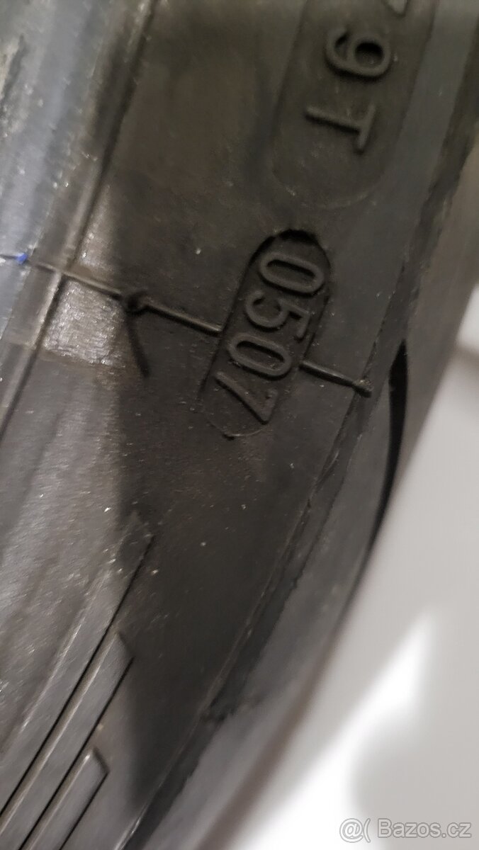Sleva Michelin Pilot power 160/60 17 - 2