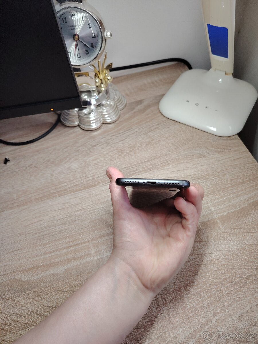 Apple iPhone 8 64gb dobrý stav - 2