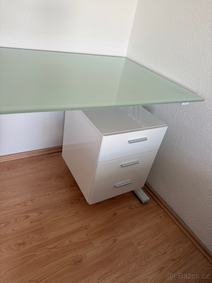 Pracovní stůl - 2