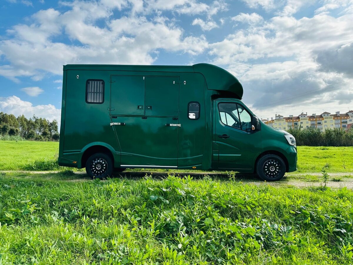Přepravník koní Renault ATM 5-místný / Automat - 2