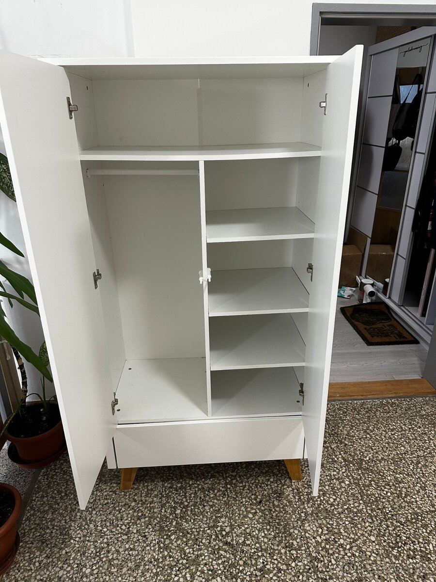 Skříň z masivu - 2