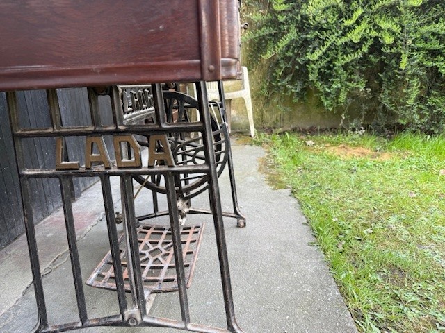 šicí stroj LADA - 2