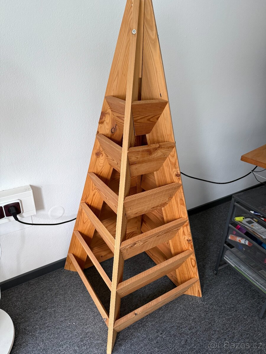 Vyvýšený jahodník (pyramida) - 2
