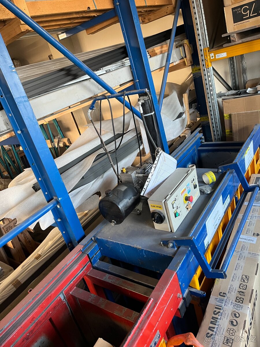 Dvoukomorový balíkovací lis - 2