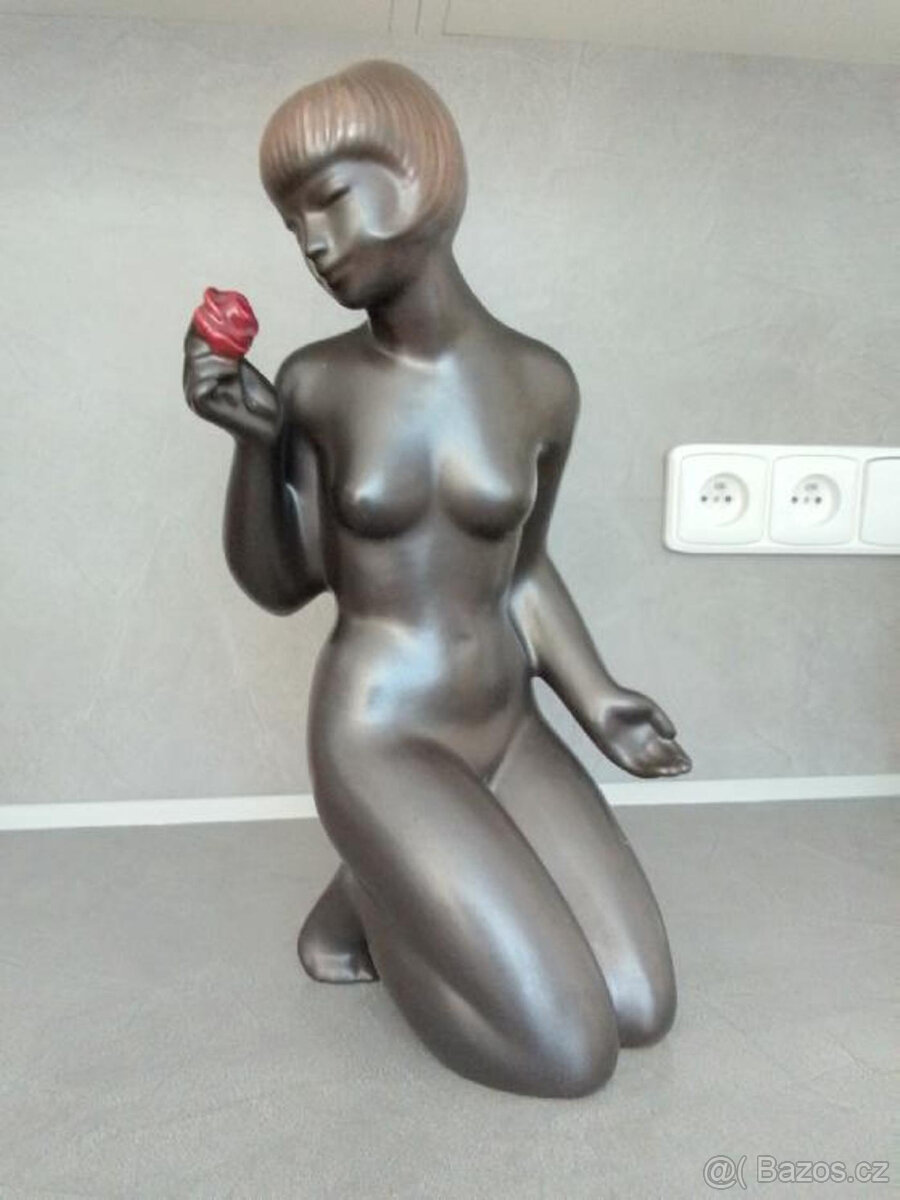 SOŠKA- KLEČÍCÍ PANNA S RŮŽÍ - 2