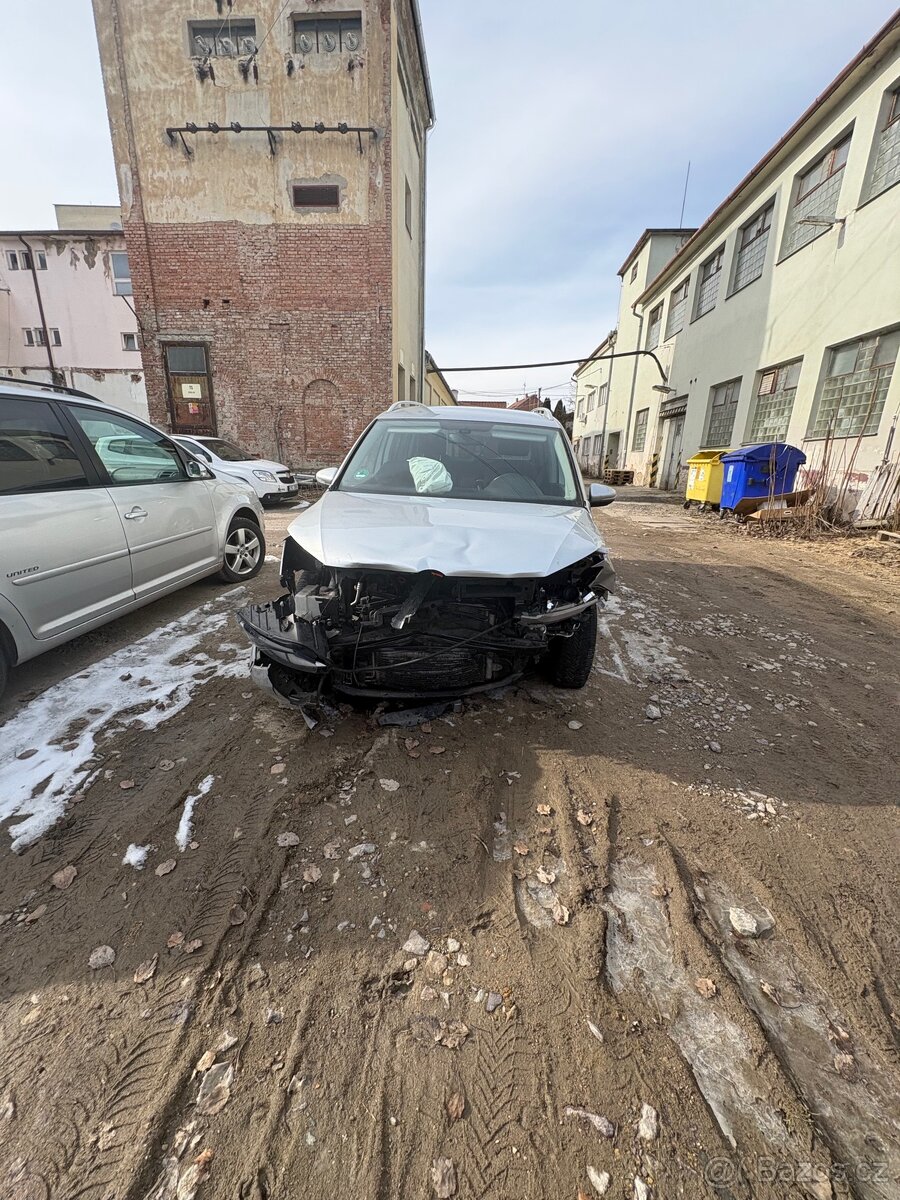 Volkswagen Touran bouraný - 2