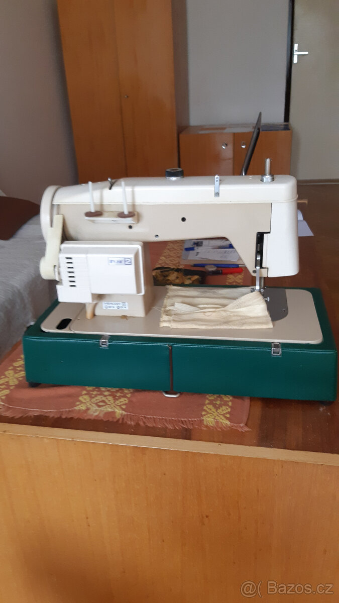 Šicí stroj Lucznik 438 - 2