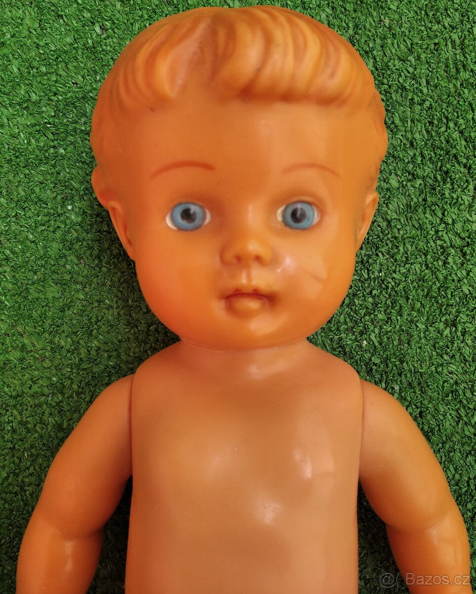 Plastová panenka na hraní, vyrobena asi v 1950 - 2