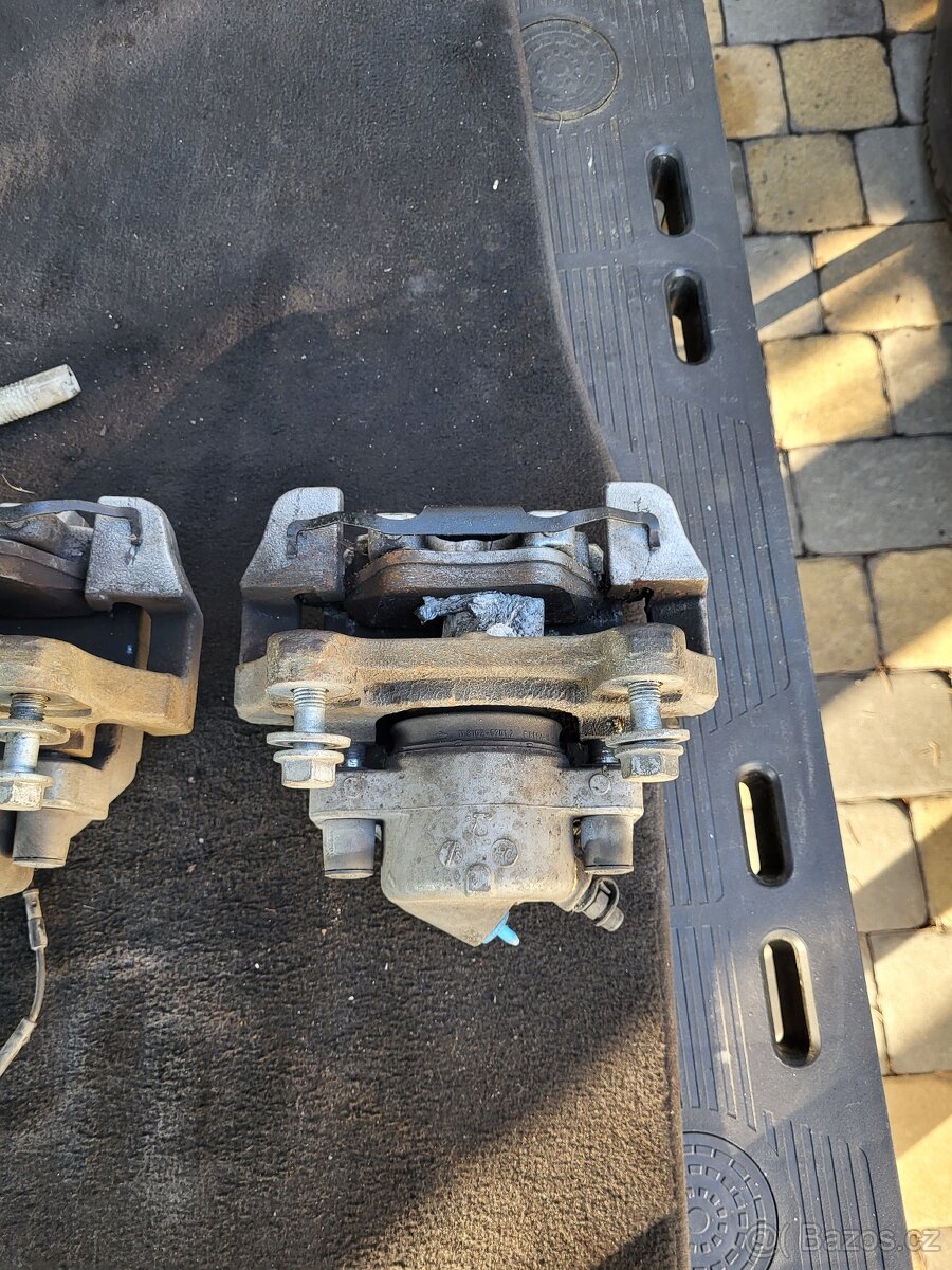 BMW e90 brzdové třmeny - 2