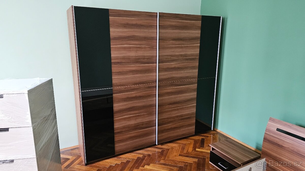 Šatní skříň s posuvnými dveřmi - 2
