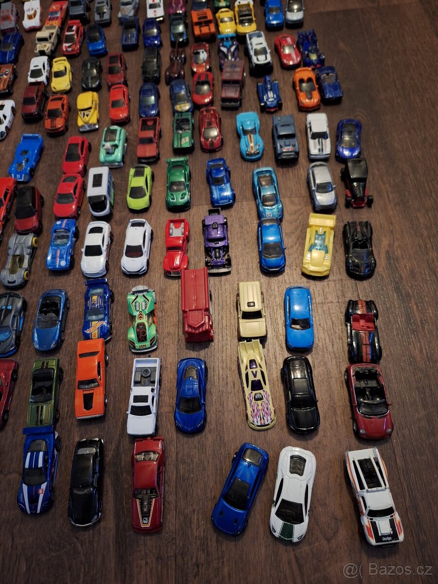 Hotwheels a matchbox autíčka - 324 ks - 2