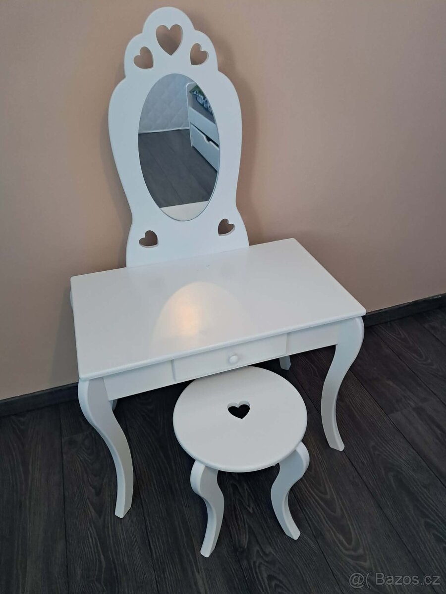 Dětský kosmetický stolek - 2