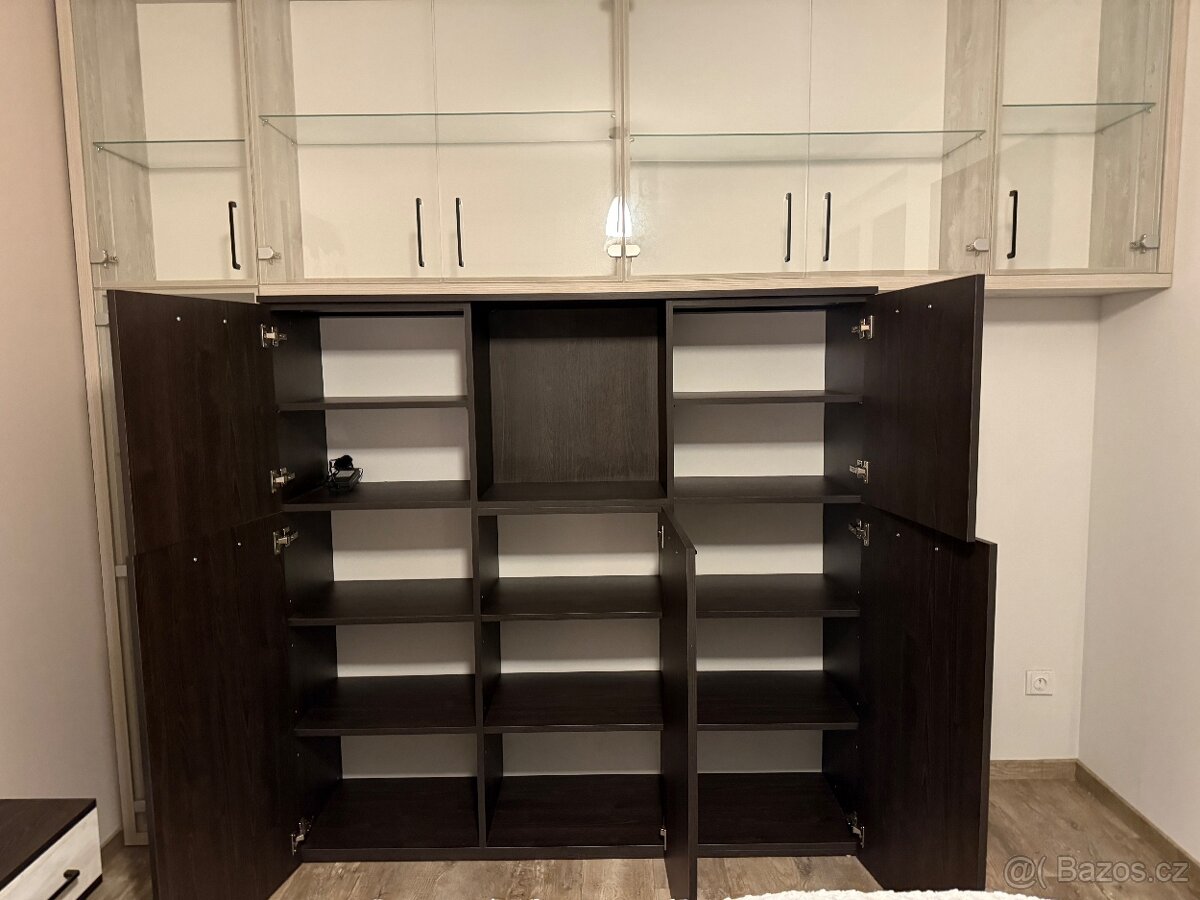 Moderní vitrína / skříň – kombinace tmavého dřeva a skla - 2