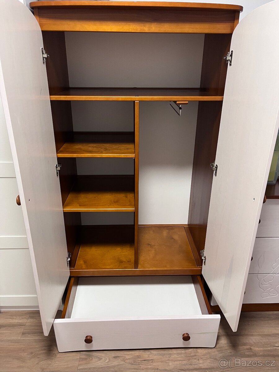 Přebalovací pult a šatní skříň - 2