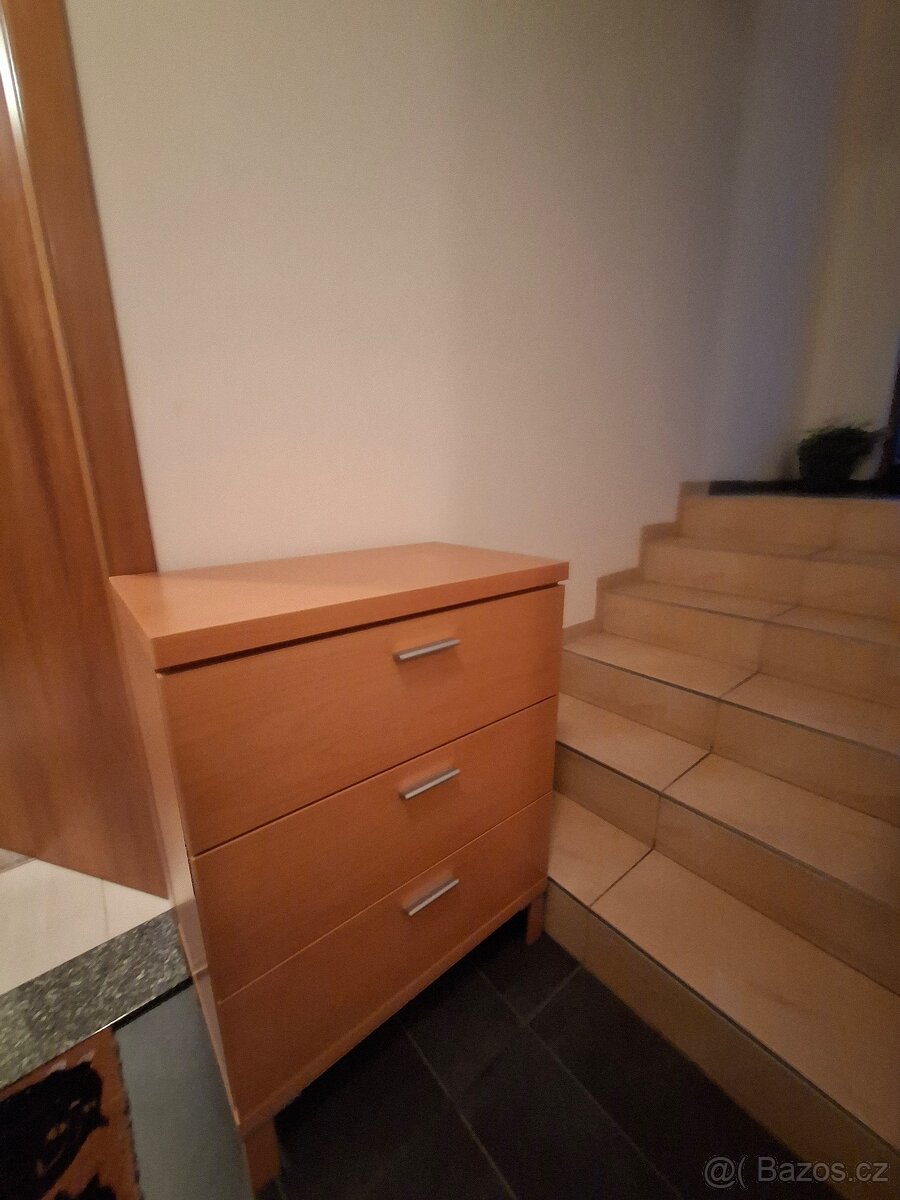 Dřevěná komoda - 2