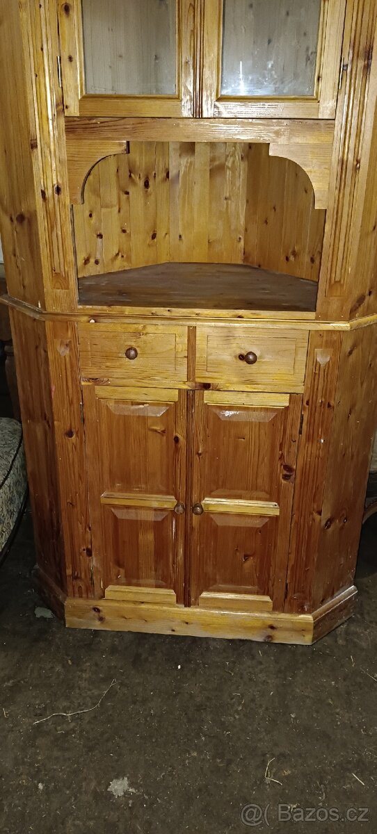 Rohová celodřevěná komoda s vitrínou - 2